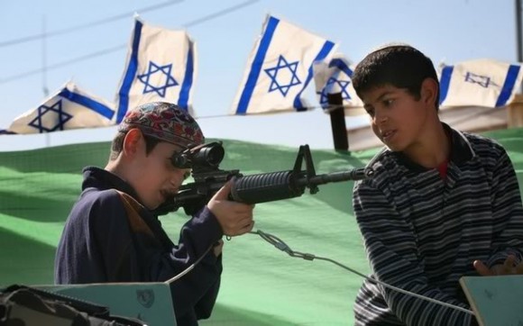 Kuvia Israelista. Juutalaisille vaaditaan sekä Lähi-idässä että lännessä erityisoikeuksia kantaa aseita kaikkialla.