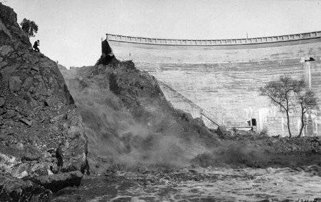 Keinotekoinen kaatosade tuhoaa padon San Diegossa vuonna 1915. Kymmeniä kuolonuhreja.