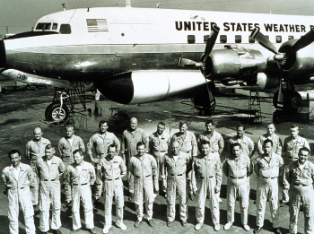 Operaatio Stormfuryyn osallistuneen koneen miehistö vuonna 1963. Huomaa levityslaite Douglas DC6-B kuljetuskoneen alla.