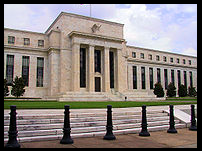 Fedin omistaa sionistisen ylimystön yksityiset pankit. ”Rahanväärentäjämafia” on syössyt tperikatoon yhdysvaltojen ja koko maailman talouden.