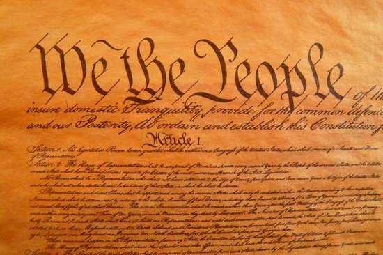 Perustuslain alku.