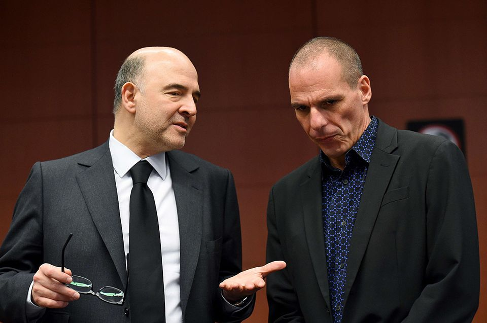 Kreikan valtiovarainministeri Yanis Varoufakis (oik.) kuvattuna EU:n talouskomissaari Pierre Moscovicin kanssa euroryhmän kokouksessa Brysselissä 9. maaliskuuta 2015.