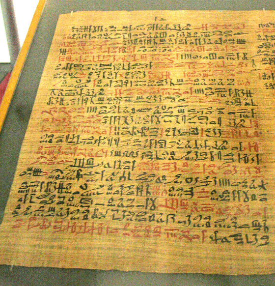 Yksi maailman vanhimmista lääketieteellisistä dokumenteista (1550 ekr.). Ebersin papyruksessa on ohje gynekologisten vaivojen hoitoon kannabiksen avulla. Lähde: Einsamer Schütze