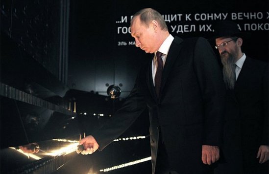 Putin vierailulla oligarkkien juutalaismuseossa.