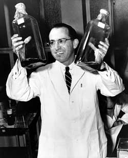 Ensimmäisen poliorokotteen kehittänyt virologi Jonas Salk.