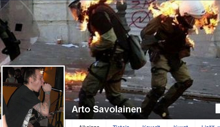 Arto Savolaisen facebook-tilin taustakuvassa on palavia mellakkapoliiseja.