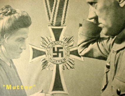Hitler ja äidin risti, joka sisältää kristityn ristin. Myönnettiin ansioituneille äideille.