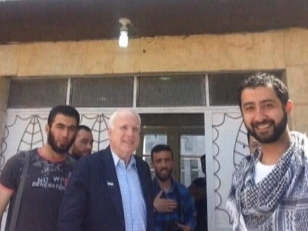 Senaattori John McCain tapaamassa takfiri-jihadistitaistelijoita Syyriassa vuonna 2012.