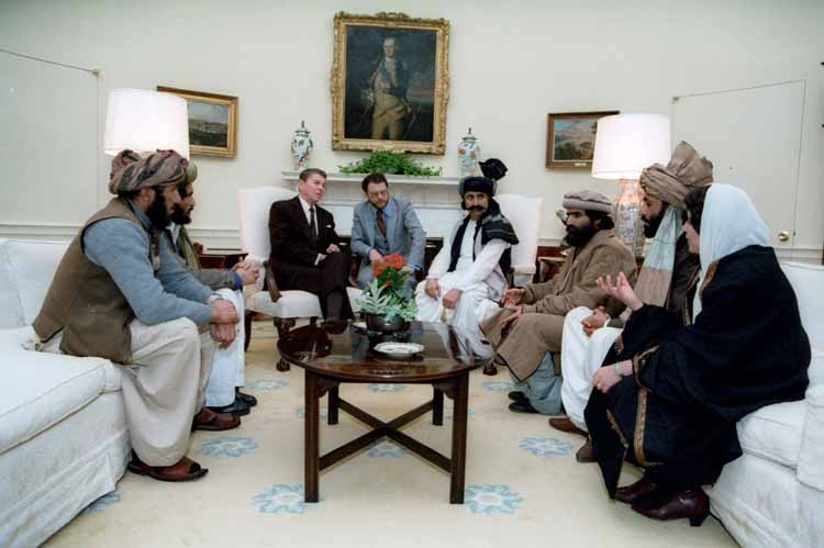 Ronald Reagan ja Mujahideen-komentajat tapaavat Valkoisessa talossa vuonna 1985.