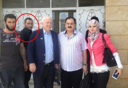 John McCain seurassaan ISIS/IS-johtaja Simon Elliot aka al-Baghdadi.
