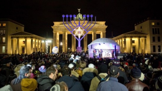 Berliinin monikulttuurisessa hanukkajuhlassa 2015 juutalaiset ja laittomat siirtolaiset yhdistivät voimansa.