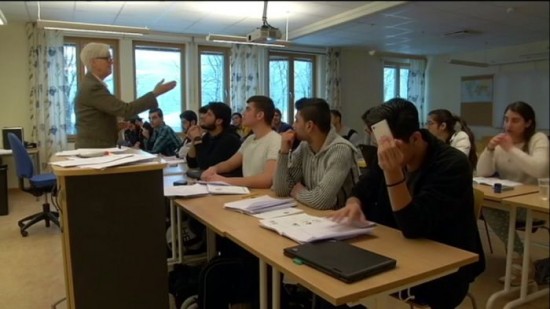 Pakolaisia ruotsalaisessa koulussa.
