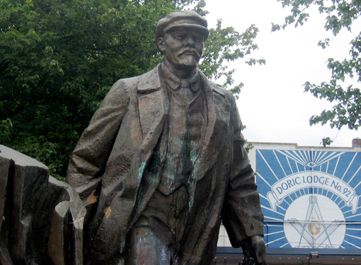 Leninin patsas amerikkalaisen vapaamuurariloosin pihalla.