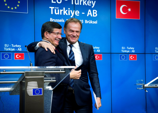 Turkin pääministeri Ahmet Davutğlu ja Eurooppa-neuvoston puheenjohtaja Donald Tusk.