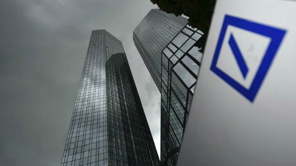 Saksalaisen suurpankin Deutsche Bankin nettotuloksen romahtaminen johtunee siitä, että pankki on sijoittanut Italian valtion velkakirjoihin.