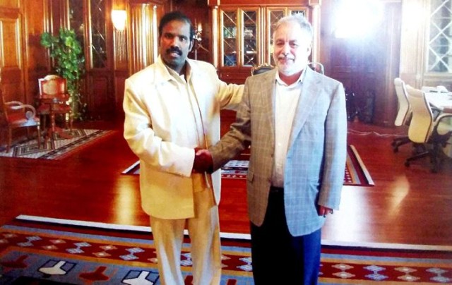 Tri Paul tapaamassa Libyan pääministeri Baghdadi al-Mahmoudia vuonna 2011.