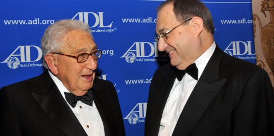Sotarikollinen Henry Kissinger ja ADL-johtaja Abraham Foxman.