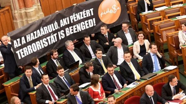 Jobbik esitteli banderollia, jonka mukaan Fideszin johtajat ovat pettureita, jotka päästävät terroristit asumaan Unkariin.