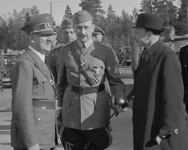 Vuosi 1942. Kuvassa Adolf Hitler vasemmalla, Carl Gustaf Emil Mannerheim keskellä ja Suomen tasavallan 5. presidentti Risto Ryti oikealla.