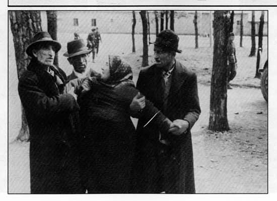 Huntin mukaan tämä kuva todistaa juutalaisten murhaamisen kaasukammioissa.