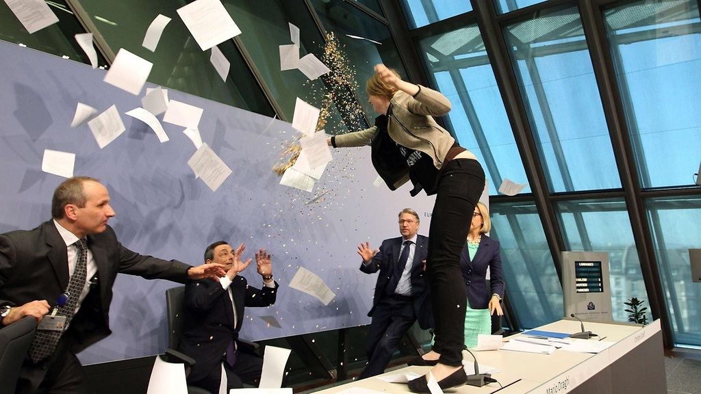 Mielenosoittaja yllätti EKP:n tiedotustilaisuudessa.