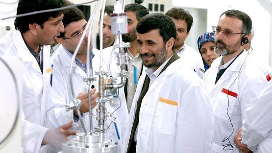 Iranin edellinen presidentti Mahmoud Ahmadinejad tutustumassa Iranin ydinvoimatehtaaseen huhtikuussa 2007.