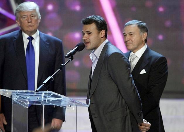 Emin Agalarov (kesk.), puhui lavalla Miss USA -kilpailun yhteydessä kesäkuussa 2013. Kilpailun yksi omistaja Donald Trump (vas.) ja Agalarovin isä Aras Agalarov kuuntelivat vieressä.