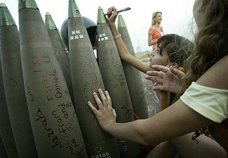 Lasten kasvatusta juutalaisittain: Israelin ”juutalaiset” lapset kirjoittavat viestejä pommeihin, jotka ovat tarkoitettu murhaamaan libanonilaisia siviilejä, mukaan luettuna lapsia.