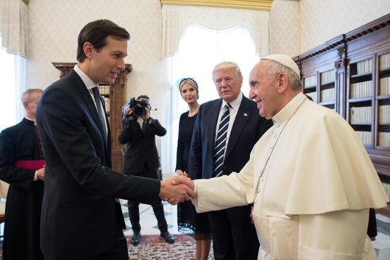 Donald Trumpin lähipiiriin kuuluva juutalainen Jared Kushner on ollut mukana presidentin ensimmäisellä ulkomaanmatkalla. Kushner kättelee paavi Franciscusta. Taustalla Trump sekä tämän tytär, Kushnerin vaimo Ivanka Trump.
