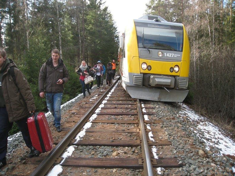 Jatkuvat myöhästymiset, kiskoilta suistumiset sekä rikkinäiset opasteet ovat saaneet myös matkustajat vaatimaan Ruotsissa kansallisen rautatieliikenteen palauttamista takaisin valtiolle. Onko tämä myös Suomen tulevaisuus?