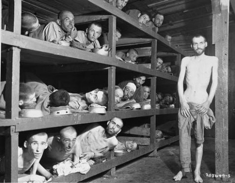”Holokaustiselviytyjä” Elie Wieselin kerrotaan esiintyvän tässä tunnetussa huijaukseksi paljastuneessa kuvassa.