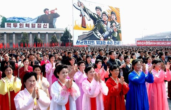 Pohjoiskorealaisia Kim il-Sungin aukiolla.