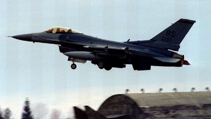 US F-16 hävittäjä lähdössä Avianon lentotukikohdasta suorittamaan Naton operaatiota Bosnian taivaalle.