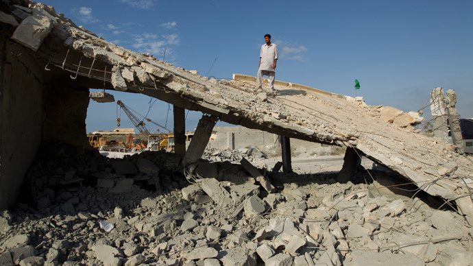 Paikallinen mies seisoo Naton pommittaman koulun ja moskeijan raunioilla Tripolin itäpuolella heinäkuussa 2011.