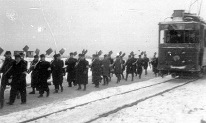 Natsien nimittämät Juutalaispoliisijoukot joutuivat järjestyksenpidon lisäksi lumitöihin Lodzissa.