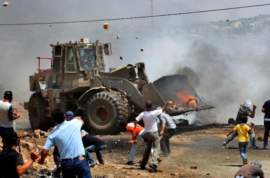 Israelin puskutraktori tuhoamassa palestiinalaisten omaisuutta.