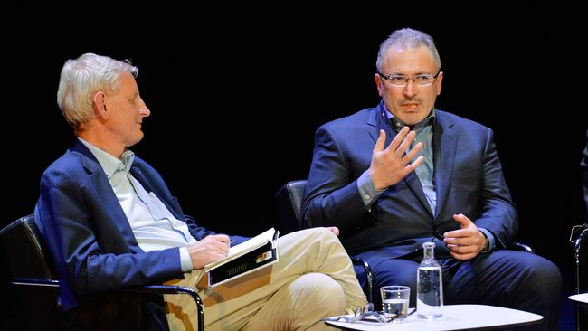 Sionistinen oligarki Michail Hodorkovski ja Ruotsin ex-ulkoministeri Carl Bildt keskustelevat Tukholman Kulttuuritalolla Venäjän nykyisestä tilanteesta. Ruotsi on myös täysin sionistien vietävänä.