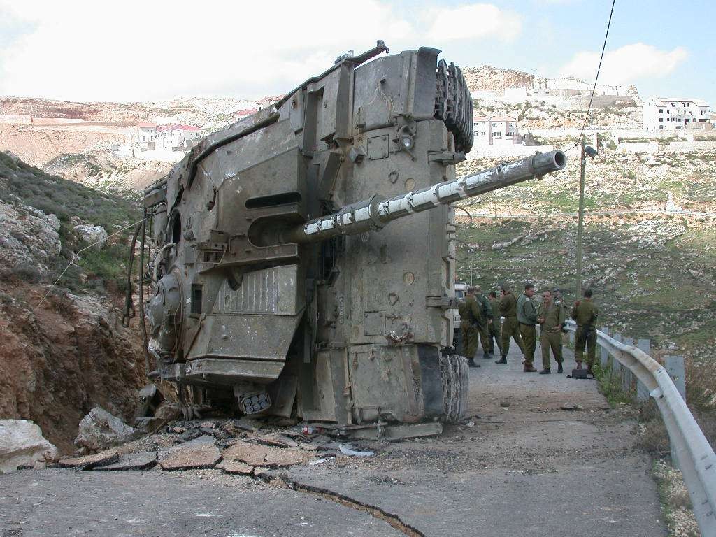 Vain Hizbollah tietää, mitä rikollisvaltion tankeille tulee tehdä. Kuva vuodelta 2006.