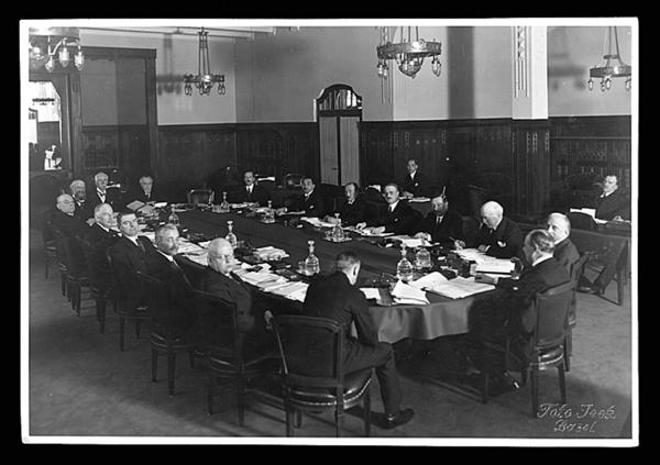 BIS-johtajien ensimmäinen epävirallinen kokous 30.4.1930.