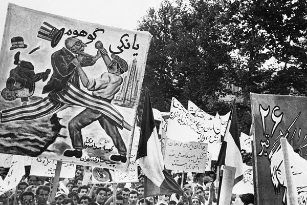 Länsimaat järjestivät Iranin vallankaappauksen syrjäyttääkseen nationalistisen johdon.