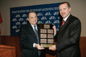 [Juutalaisen Anti-Defamation League (ADL) –järjestön johtaja Abraham H. Foxman ojentamassa palkintoa presidentti Erdoğanille.]
