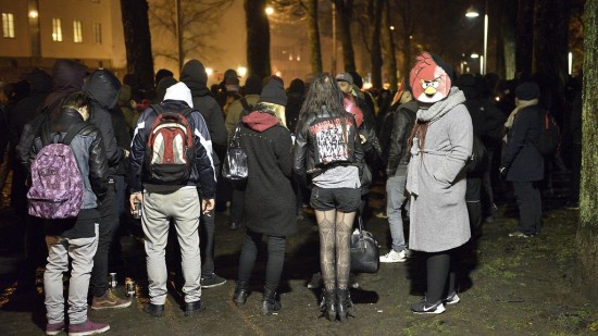Osa äärivasemmiston mielenosoittajista oli pukeutunut Angry Birds –hahmoiksi, osa taas prostituoiduiksi.