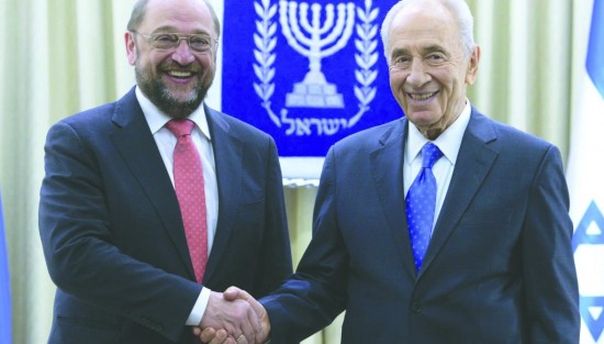 EU-johtaja Martin Schulzin (vasemmalla) mukaan vain Israelilla on oikeus vaalia tiukkaa maahanmuuttopolitiikkaa.