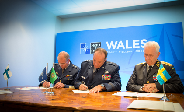 Puolustusvoimien komentaja Jarmo Lindberg allekirjoittamassa isäntämaasopimusta. Kuva: Nato