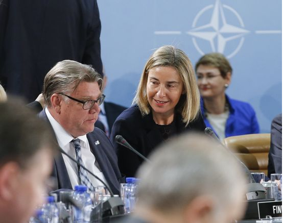 Ulkoasiainministeri Timo Soini ja EU:n ulkosuhteiden korkea edustaja Federica Mogherini Naton päämajassa.