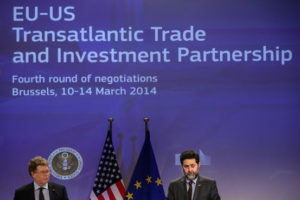 Transatlanttisen vapaakauppasopimuksen päänauvottelijat. Yhdysvaltojen Dan Mullaney vasemmalla, EU:n Ignacio Garcia Bercero oikealla.