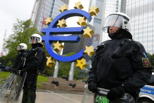 Poliisi suojelemassa Euroopan suurimpia rikollisia.