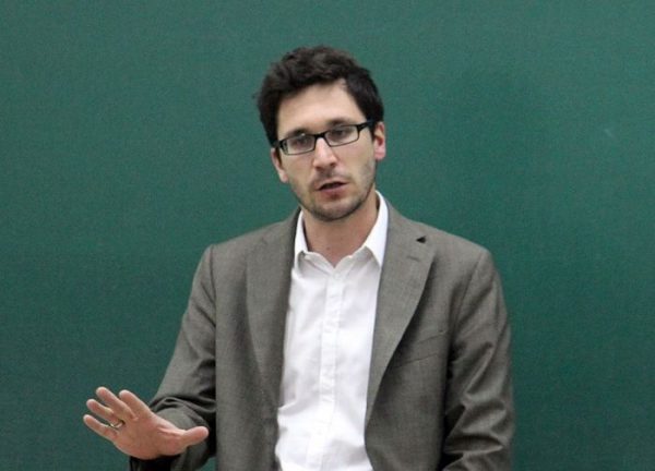 Matthieu Crozent toimii Pariisin yliopiston kansantaloustieteen professorina. Kuvassa hän luennoi Shanghain yliopistossa kansantaloustieteen opiskelijoille.