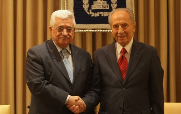 Mahmud Abbasia (vas) pidetään Israelin sylikoirana. Oikealla juutalaisvaltion presidentti Shimon Peres.