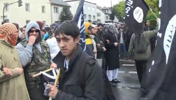 Maahantunkeutujat ovat osoittaneet mieltä Isisin puolesta Saksan kaduilla.